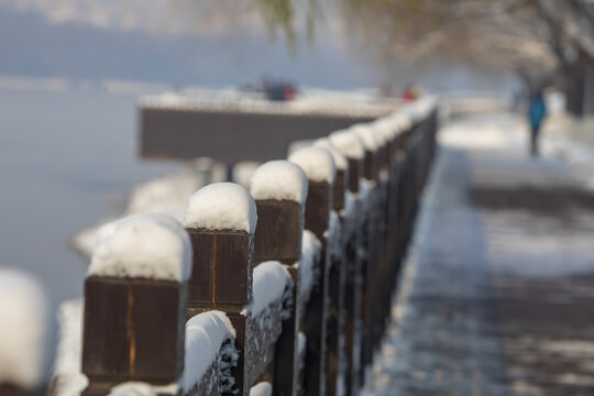 中国东北吉林市松花江畔雪景