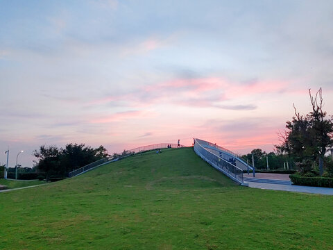 公园草地房顶晚霞风景