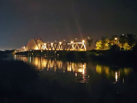 钢结构跨江大桥夜景