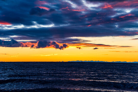 湖面夕阳