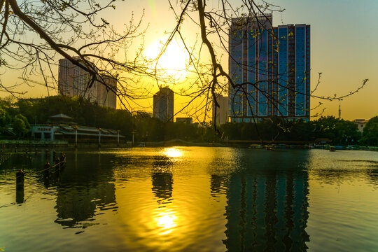 湖南娄底娄星广场夕阳湖景