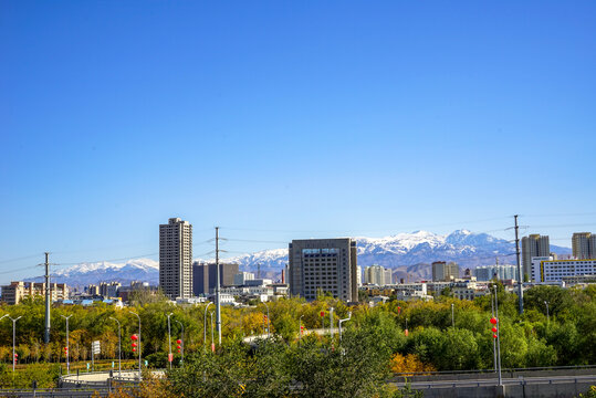 城市雪山美景