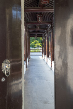 古典木门长廊