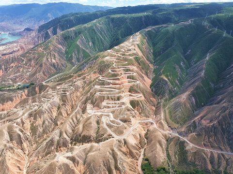 航拍青海黄南马尖公路