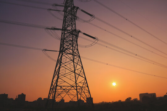 夕阳下的高压电塔