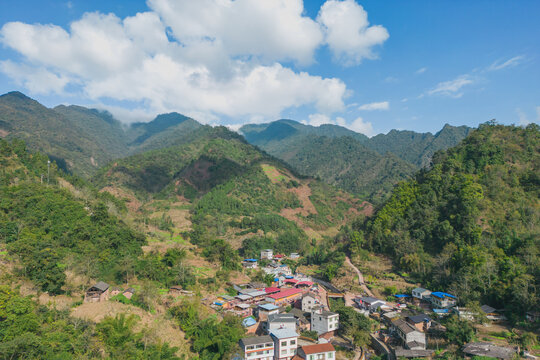 航拍山间村庄