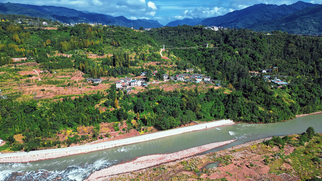 鸟瞰荥经兰家山吊桥民居景色