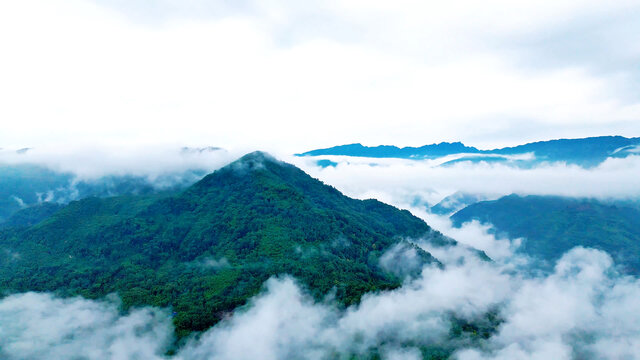 云雾升腾仙气环绕五里山