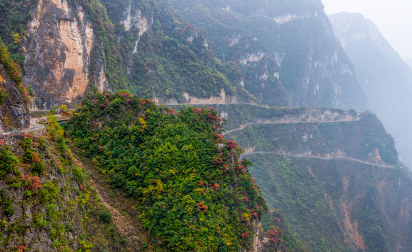重庆巫山下庄村挂壁公路