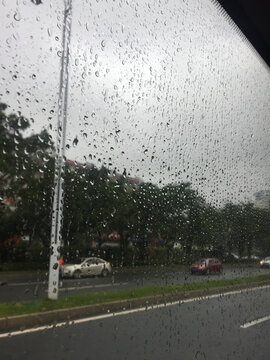 车窗外的雨景