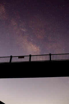 天桥夜空银河