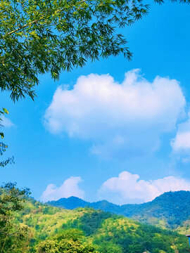 天空与山