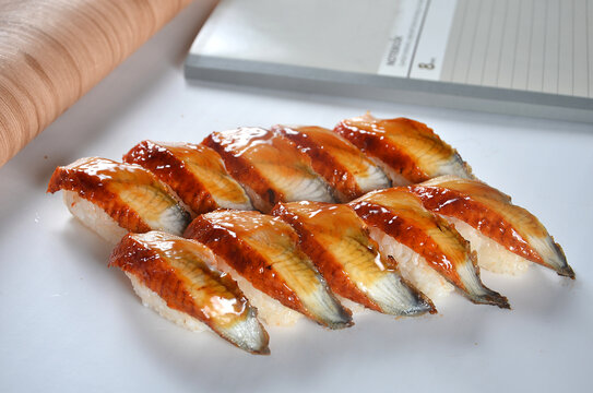 鳗鱼寿司拼盘