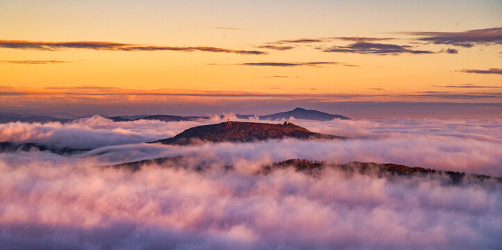 崇山峻岭与山景