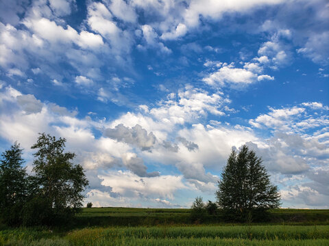 草原农田上的蓝天白云