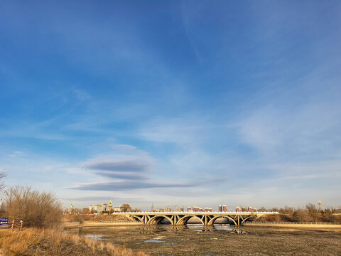 冬日的拱桥和三字形云彩