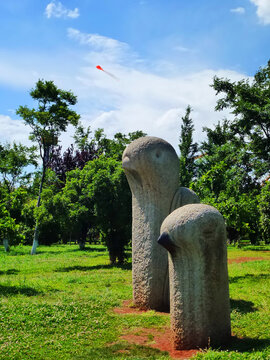 公园里的小鸟石雕