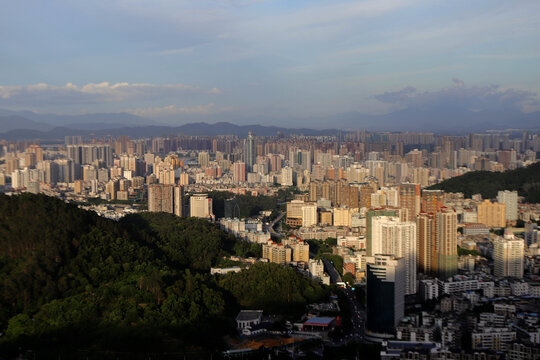 斜阳下的城市