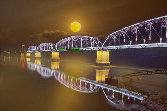 月光下的鸭绿江断桥
