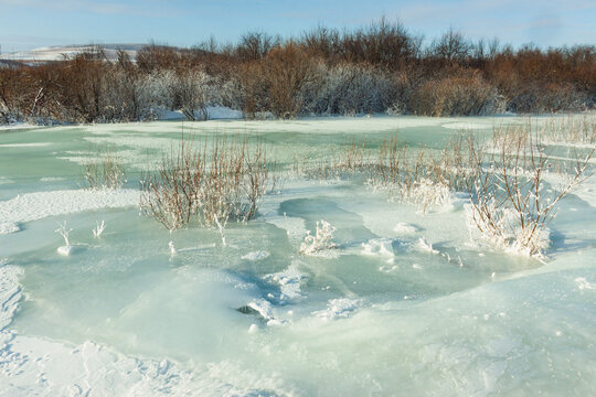 冬季河流结冰