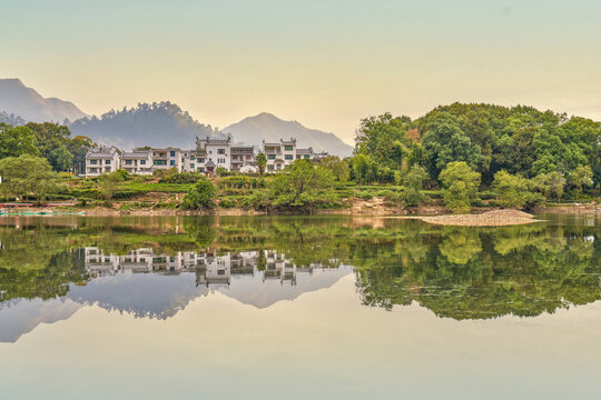 湖畔村庄