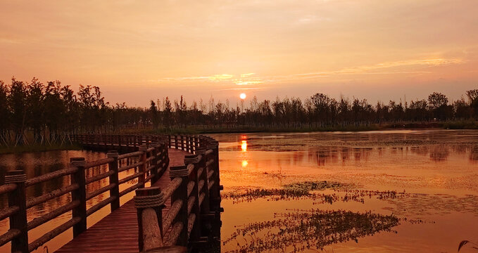 湖中木桥日落夕阳