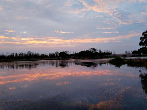 湖边红色晚霞美景