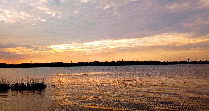 湖边夕阳晚霞