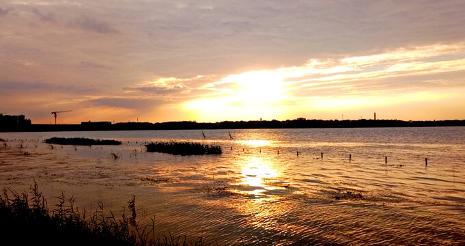 湖边金色夕阳