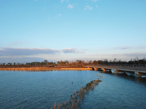 蓝色湖景跨湖公路桥