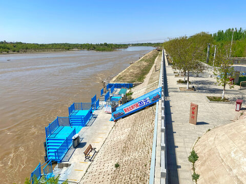 伊犁河滨河景观带
