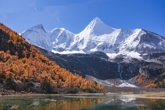 雪山湖泊