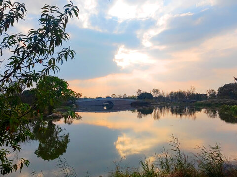 湖边石拱桥风景