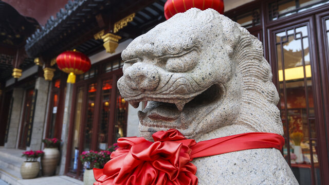 中国传统建筑前的石狮子特写