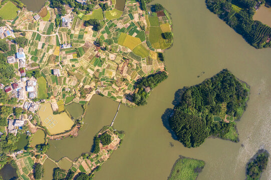 平路运河江边村