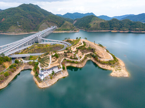 乡村振兴交通基础设施建设