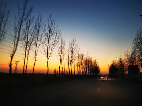 夕阳下的乡村公路