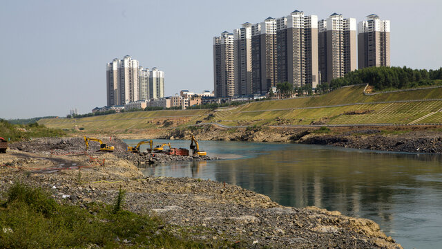 来宾城南河堤改建