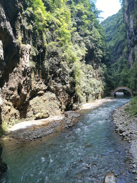 山间小溪