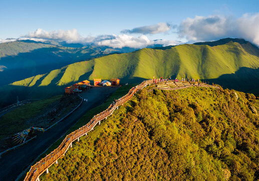 航拍达瓦更扎山脉山川日出