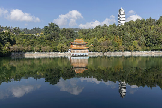 云南保山易罗池龙泉寺园林景观