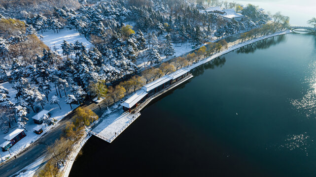 雪后的中国长春南湖公园风景