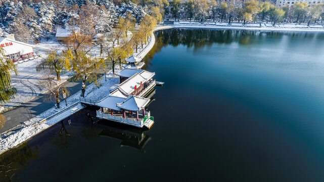 雪后的中国长春南湖公园风景