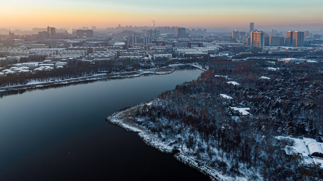 雪后的中国长春南湖公园风景