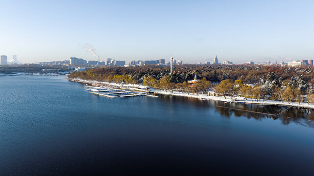 雪后的中国长春南湖公园风景