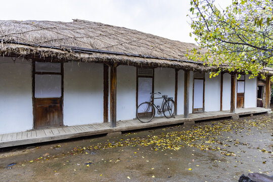 朝鲜族百年部落雨天景观