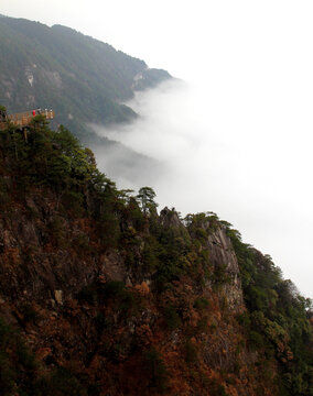 晨雾明月山