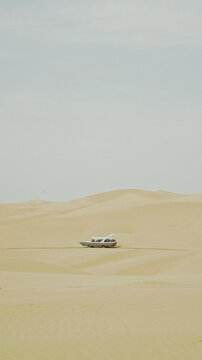 沙漠孤舟