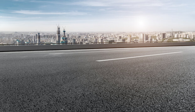 公路行车道和城市建筑