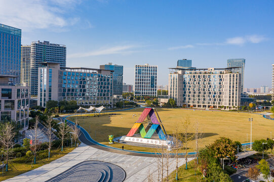 航拍郑州龙子湖智慧岛草坪广场